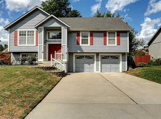2304 NE Bridgeport Dr, Lees Summit, MO 64086