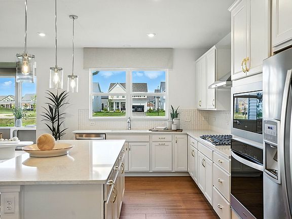 5th image of 3072 Adler St