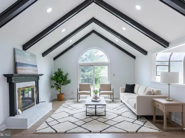 13 Stamford Dr, Voorhees, NJ 08043