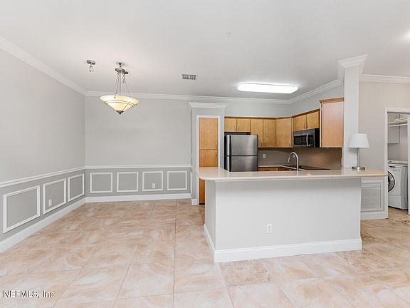 3rd image of 13810 SUTTON PARK Drive #219
