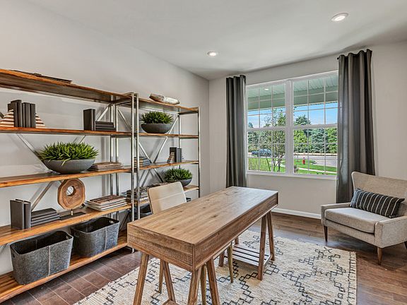 Flex Room, Adjacent to Foyer