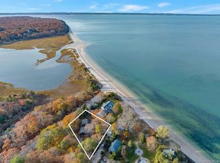 14 E Landing Rd, Hampton Bays, NY 11946