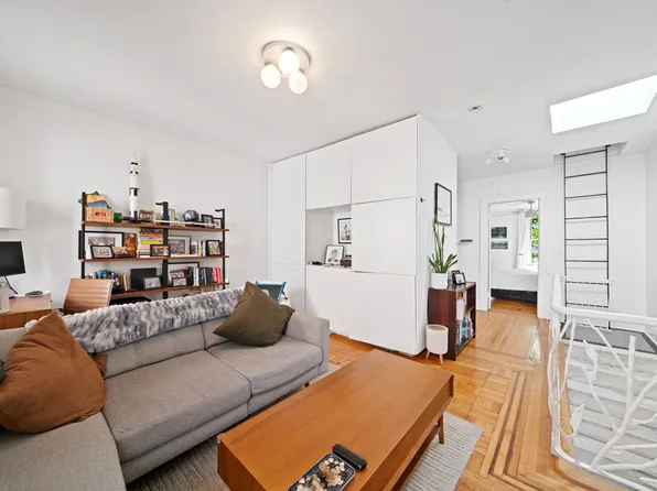 498 Bergen Street image 3 of 11