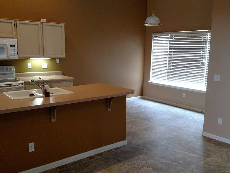 662 W Princeton Ave — Photo 5