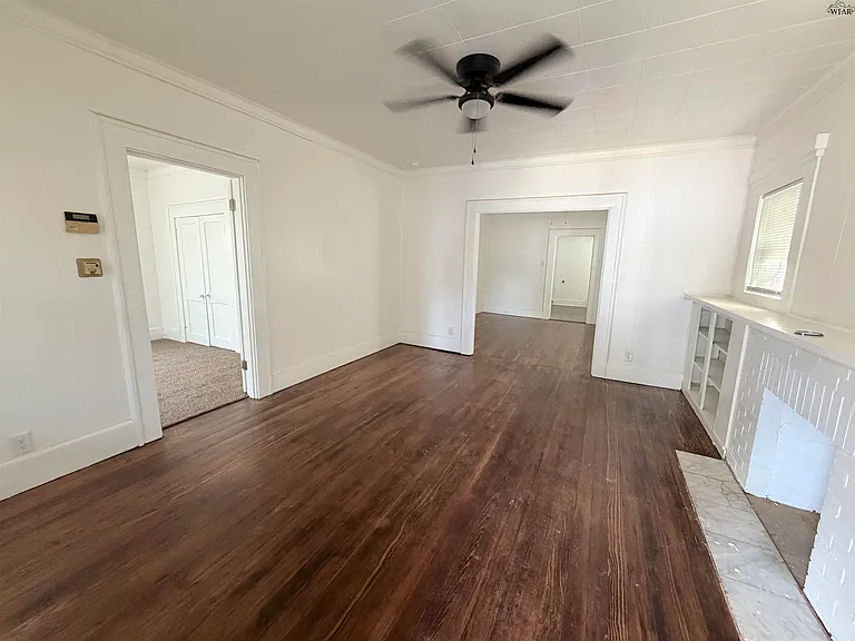 2115 Avenue F — Photo 2