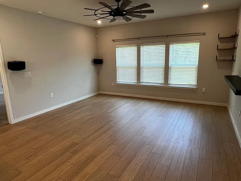 204 Park View Ln — Photo 3