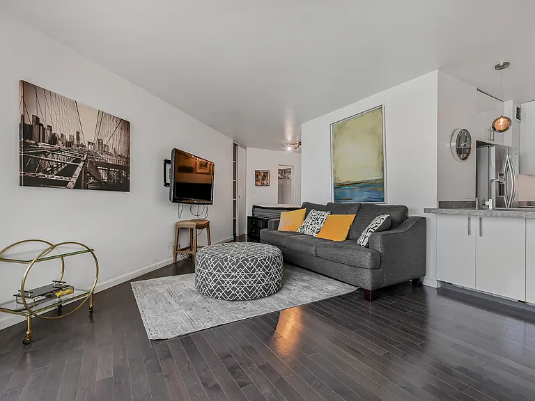 415 E 37th St #14D — Photo 3