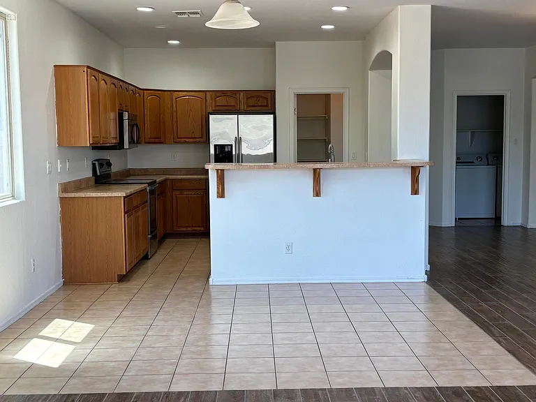 Kitchen and breakfast area