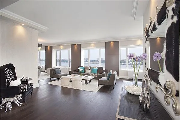 Sold by R New York | media 2