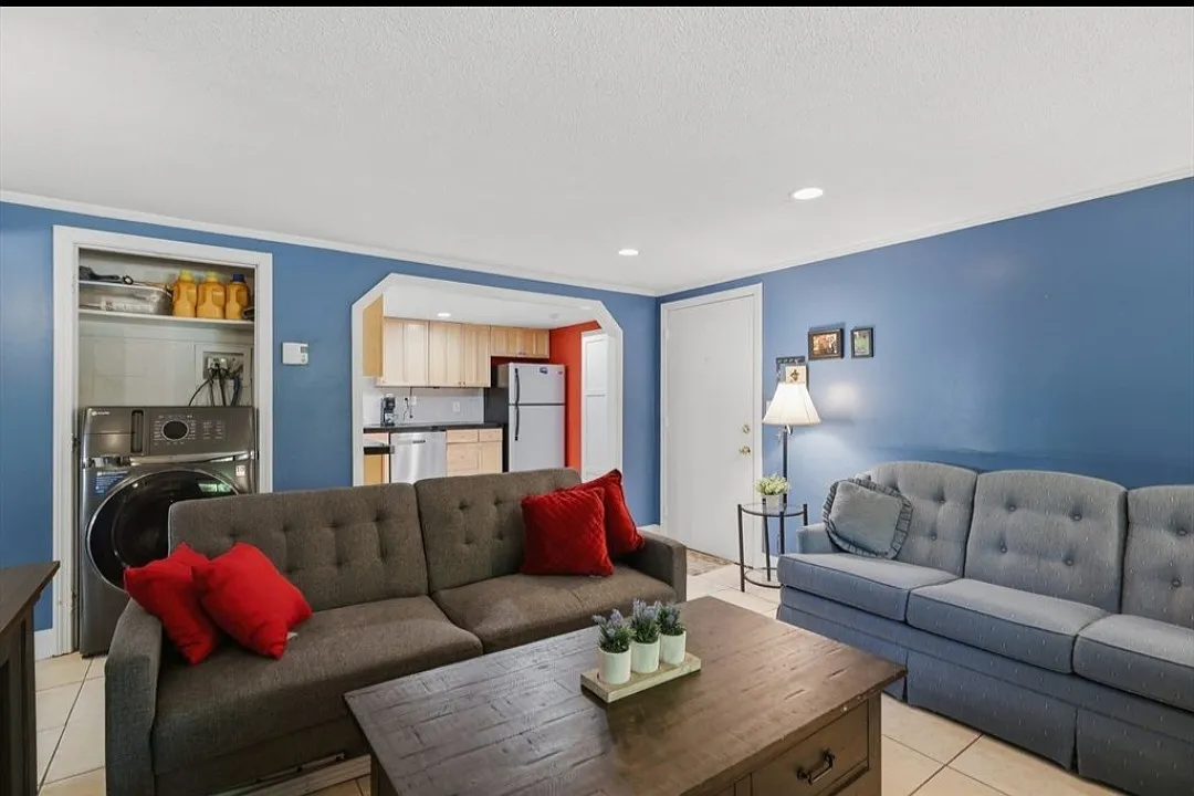 2 bed, 708 sqft, $2,100 — Photo 2