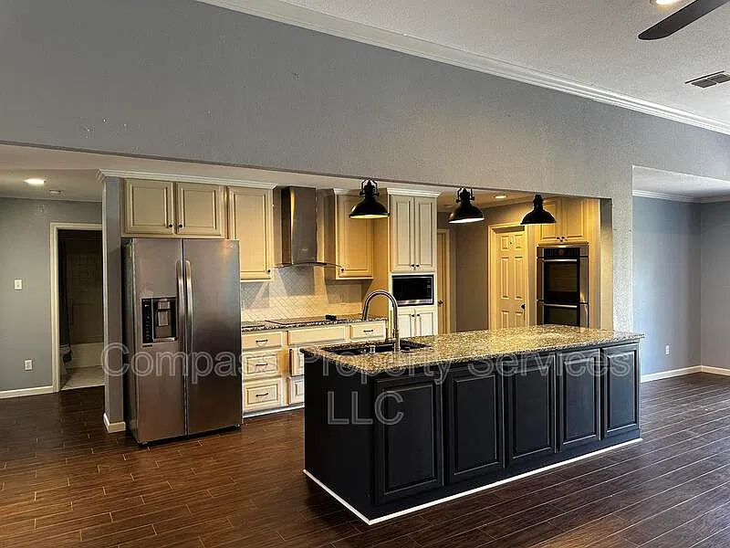 5 bed, 2.0 bath, 2150 sqft, $2,600 — Photo 4