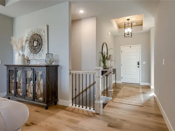 20524 Newcastle St, Spring Hill, KS 66083