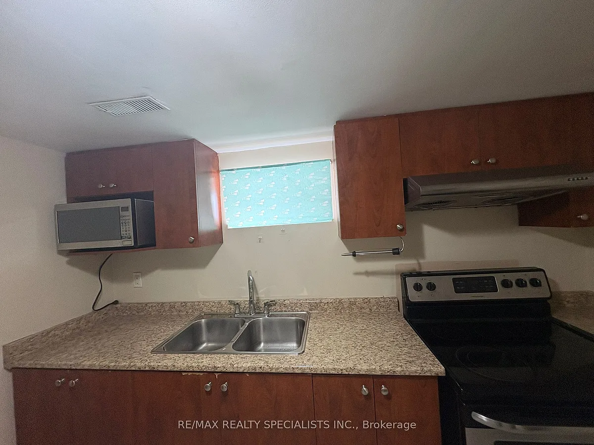 Building Photo - 25 Aloma Cres #LOWER