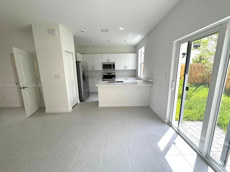 2877 SE 24th Ave — Photo 3