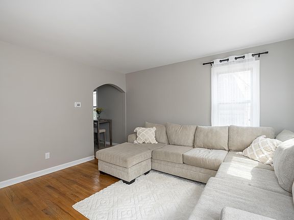 5th image of 127 Lloyd Ave