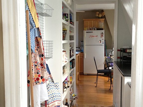 Pantry walkthrough to dining room