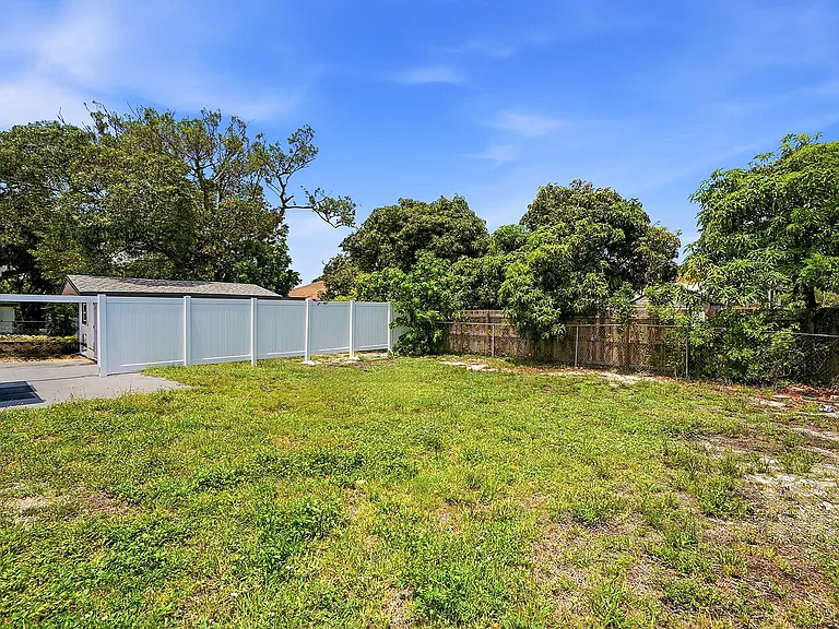 1060 SW 5th Ter — Photo 21