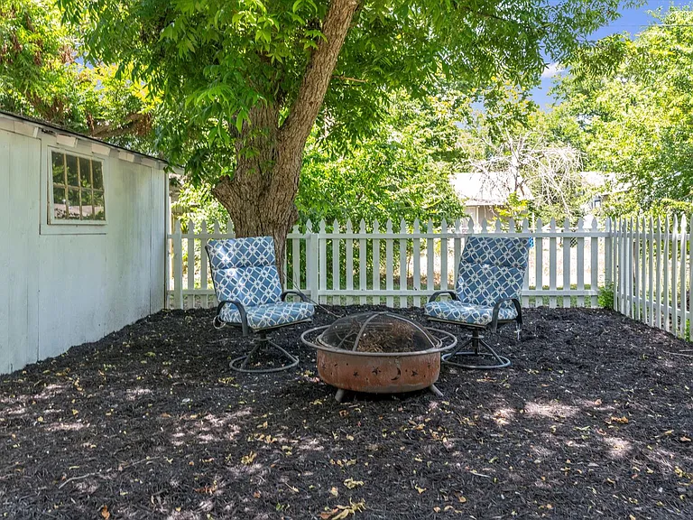 308 Alva St — Photo 31