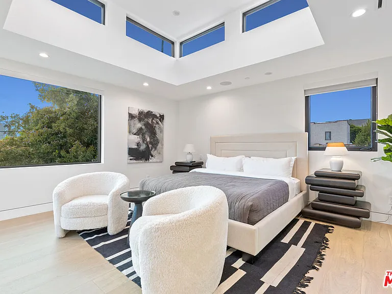 731 N Curson Ave — Photo 32