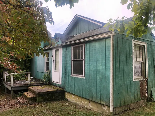 506 Wintergreen Ave, Clifton Forge, VA 24422