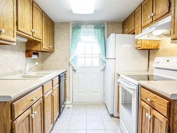 3rd image of 4745 Pinecroft Ct