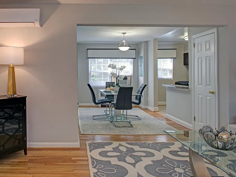 Lloyd Apartments — Photo 3