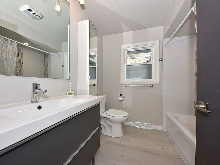 1538 W Liebau Rd — Photo 27