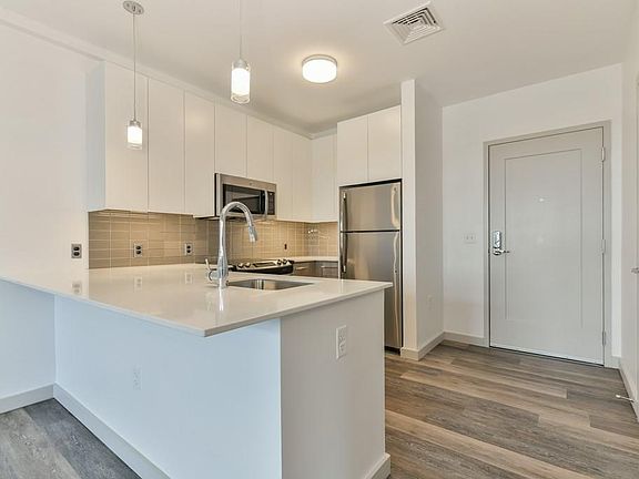 3rd image of 180 Telford St Unit 321