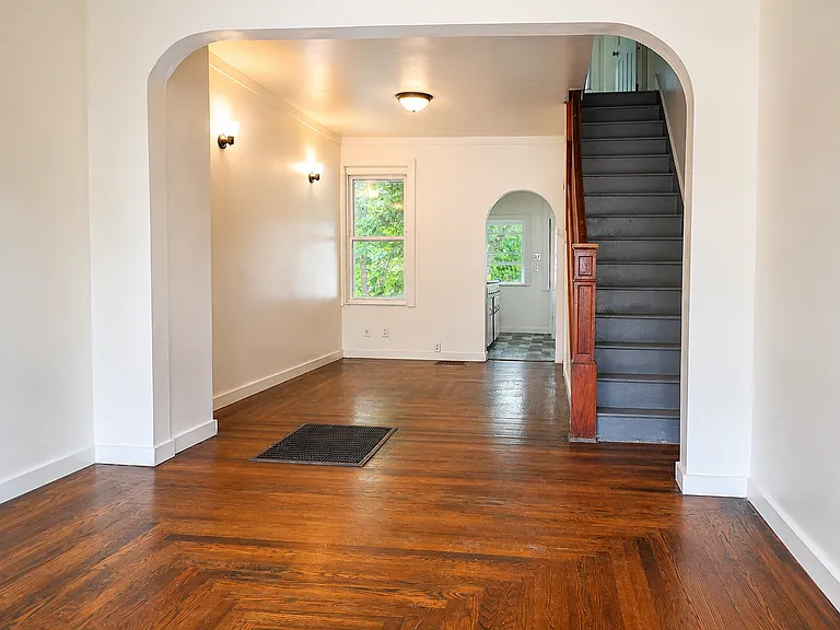 1108 W Walnut St — Photo 4