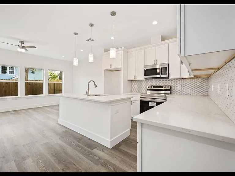 4508 Noble St — Photo 7