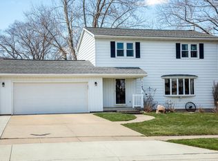 1103 Woodring Dr, Waverly, IA 50677