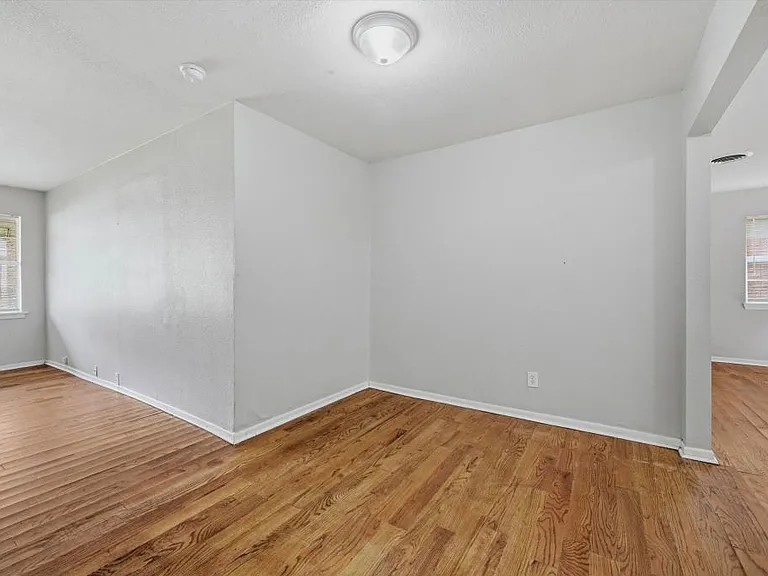 2521 N Hickory St — Photo 8