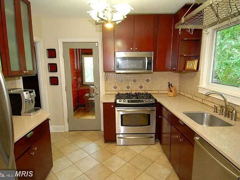 2036 N Cleveland St — Photo 3