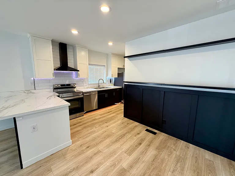 317 W 8th St #25 — Photo 28
