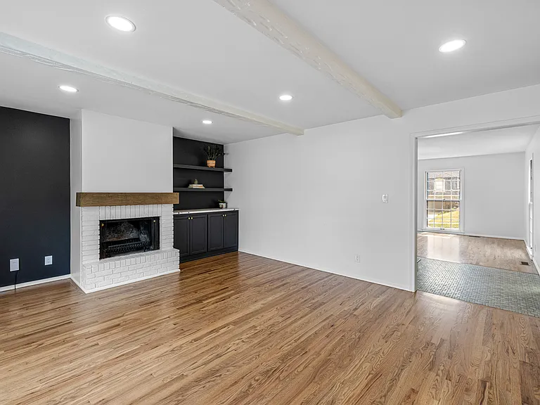 5916 W 89th Ter — Photo 2