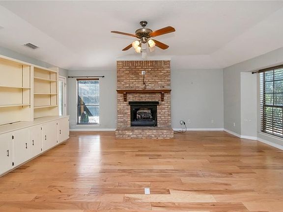 4th image of 29 Cobblestone Way W