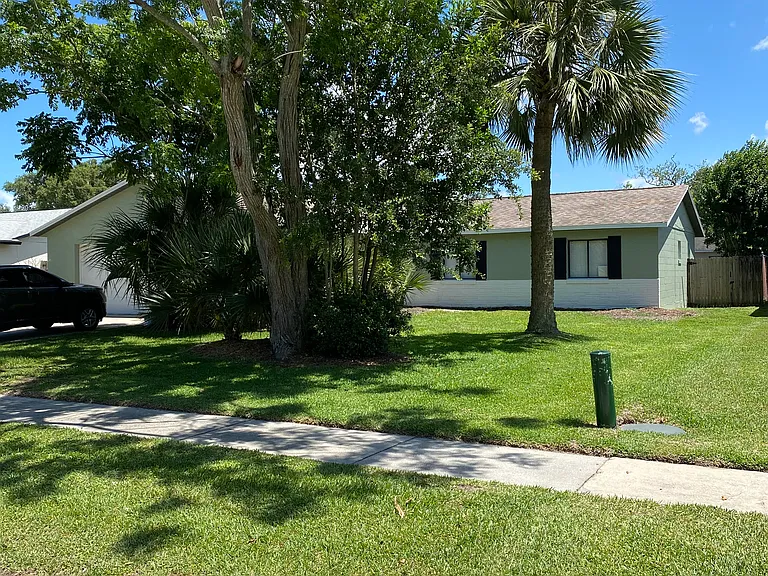1414 Dexter Dr N — Photo 1