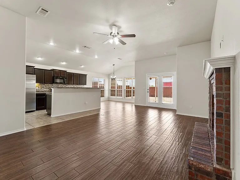 716 Duke Ave — Photo 2