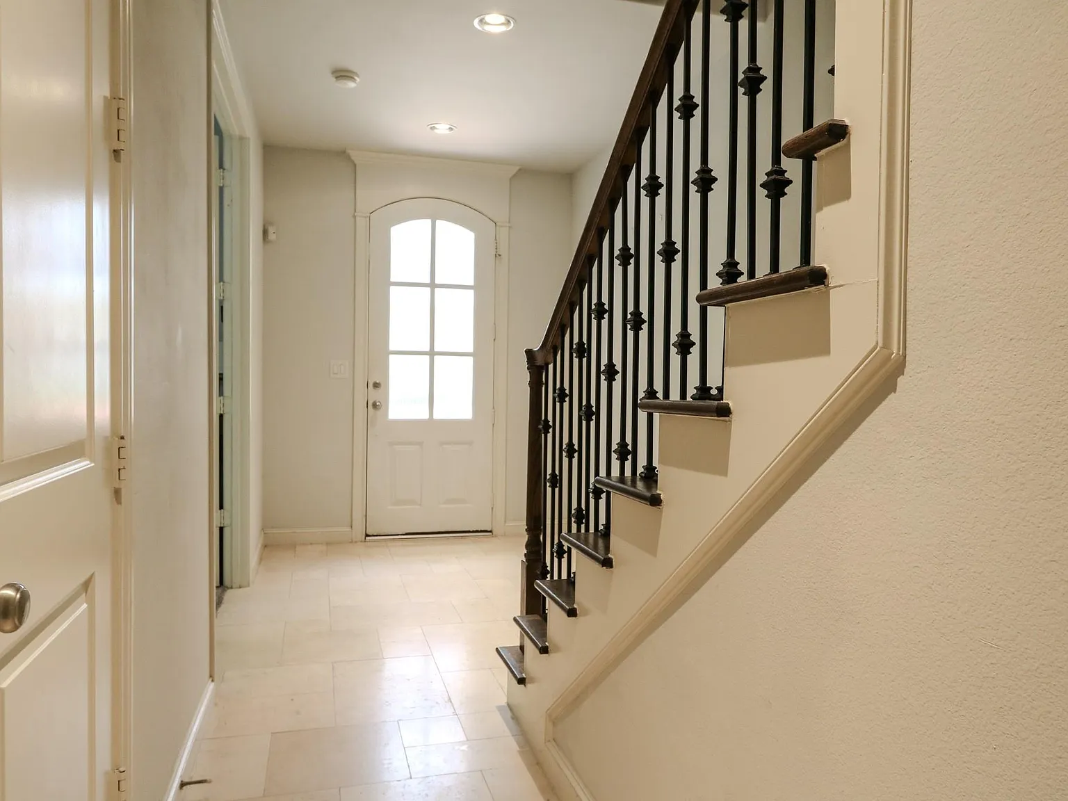 3 bed, 3.5 bath, 2494 sqft, $2,950 — Photo 2