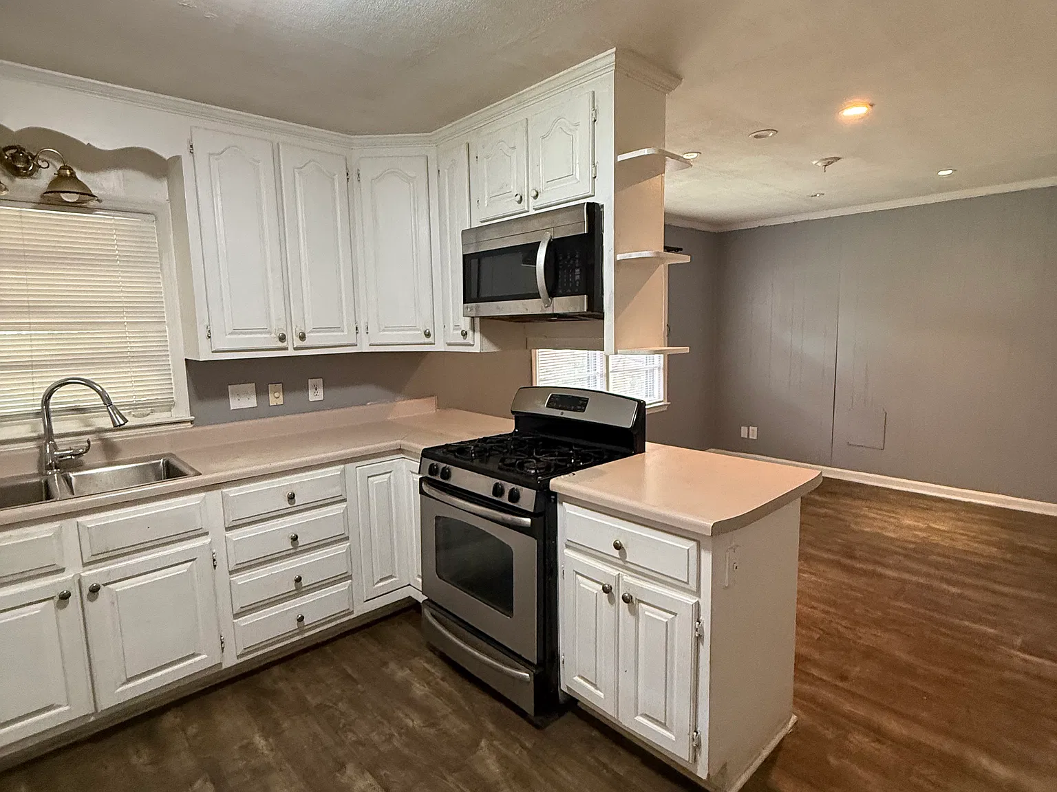 3 bed, 1.5 bath, 1140 sqft, $1,595 — Photo 2