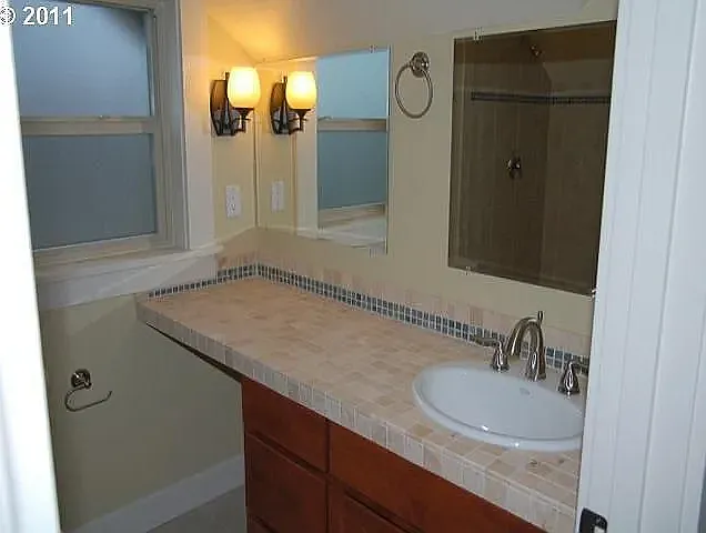 73 NE Graham St — Photo 11