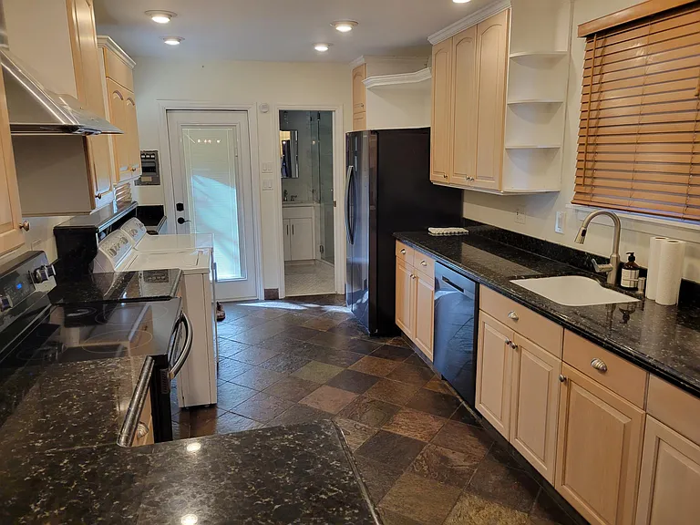 430 Monroe Dr — Photo 10