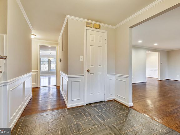 2nd image of 1405 Fallsmead Way