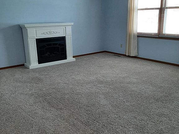 Living room w. electric fireplace