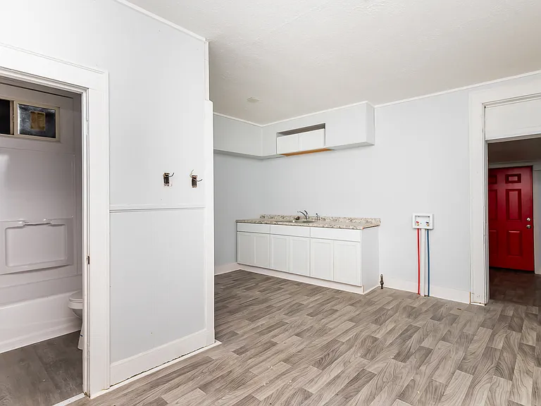 1721 W Oak St — Photo 6