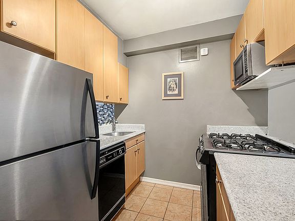 3rd image of 280 Rector Pl APT 8A