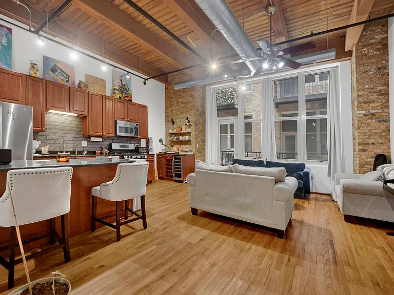 1500 W Monroe St #210 — Photo 2