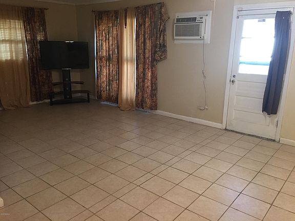 5th image of 206 Woodcrest Cir