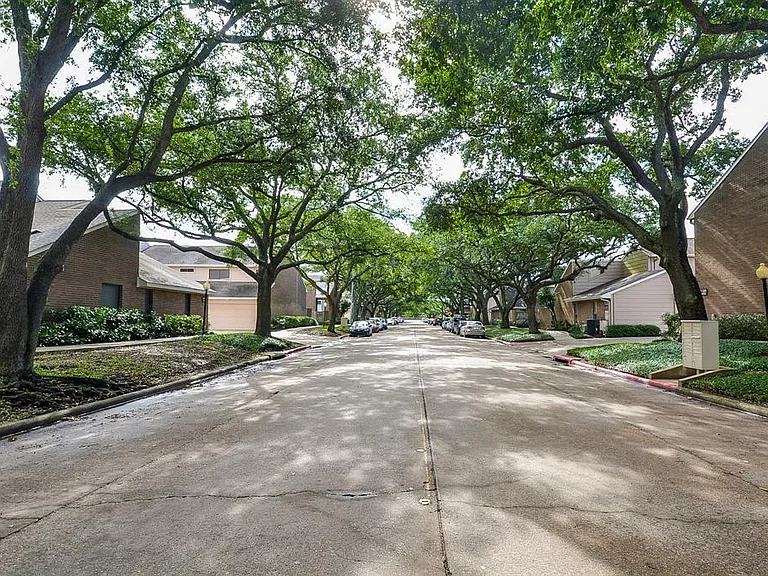 13859 Hollowgreen Dr — Photo 35