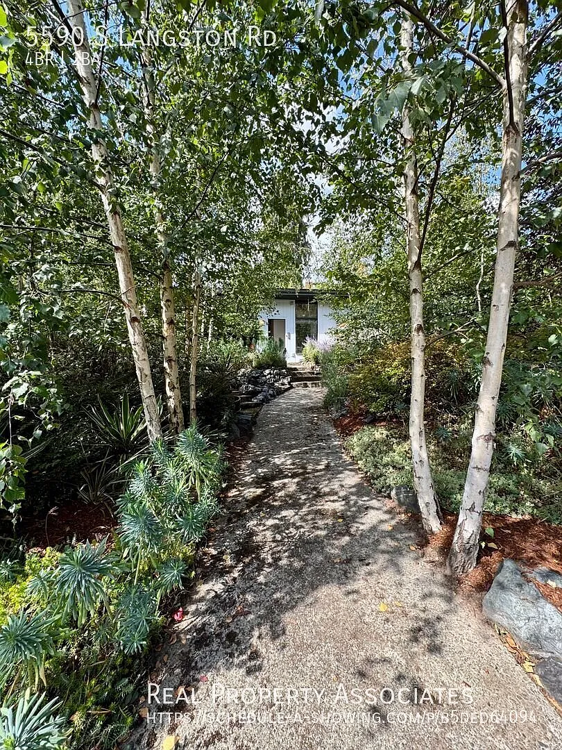 Unique and Private 4 Bedroom Home — Photo 2